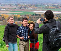 Quatre étudiants internationaux et nationaux appréciant le paysage et le mode de vie en Nouvelle-Écosse